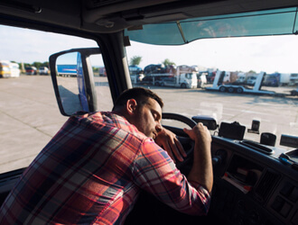 Ar tikrai vairuotojas privalo miegoti sunkvežimyje ir privalo saugoti vežėjo krovinį?